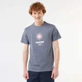 Remera gris de manga corta y cuello redondo, con diseño estampado en el centro del pecho que incluye un sol abstracto y la inscripción 'Creative Future'.