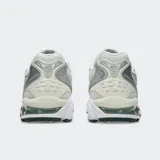 Championes Asics Gel Kayano 14 de estilo retro, color plateado y gris con detalles en dorado, confeccionados con malla y revestimientos sintéticos metalizados, equipados con tecnología GEL en la suela para mayor amortiguación.