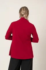 Blazer marrón de corte italiano, con mangas largas y solapas anchas. Diseño suelto y sin botones.