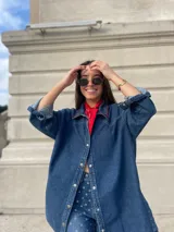 Sobrecamisa de jean azul con corte oversize.