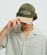 Gorra de sarga color verde militar con visera curva en tono tostado y bordado frontal con la inscripción "Expedition".