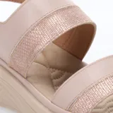 Sandalias Lady Confort Conques color beige con doble tira y tira trasera ajustable.