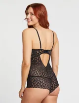 Body rojo de encaje con breteles finos regulables, busto sin aro y con forro interno.