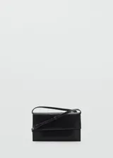 Bolso tipo sobre de diseño minimalista en color negro, con solapa frontal y correa ajustable y extraíble para llevar al hombro o cruzado.