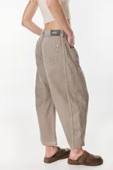 Pantalón de denim tipo jean color verde militar, de tiro medio y corte holgado con diseño wide leg.