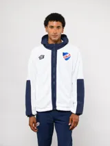 Campera de polar blanca con capucha y detalles en azul marino, con cierre frontal completo. Presenta el logo de Umbro y el escudo del Club Nacional de Football en el pecho.