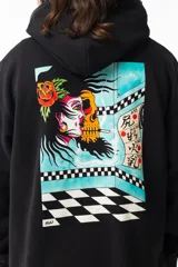 Canguro negro con capucha, de corte holgado. Estampado en la espalda con ilustración de calavera fumando y diseño de inspiración oriental.