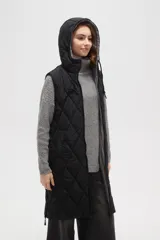 Chaleco largo acolchado color marrón, con diseño de rombos, cierre frontal completo y capucha ajustable con cordones.