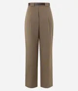 Pantalón de sastrería corte pantalona, color marrón, con cintura alta, pliegues frontales, cierre tradicional y cinturón incluido.