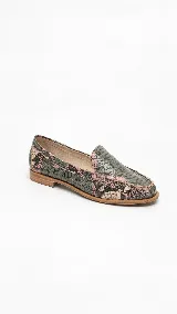 Mocasines de cuero natural con estampa animal print de reptil en tonos verde, rosado y negro, de silueta clásica con punta redondeada, taco bajo y terminación trenzada en el frente.