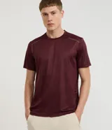 Remera deportiva masculina Get Over de corte regular, confeccionada en 100% poliéster texturizado de color bordó. Posee cuello redondo, manga corta y detalles reflectantes en los hombros.