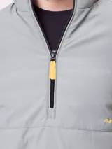Canguro de media cremallera Rusty, confeccionado en tejido ripstop con interior de polar. Presenta cuello alto, puños elásticos, bolsillos laterales y logo bordado en color azul en el pecho.