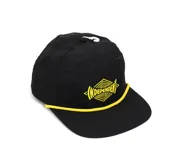 Gorro negro de seis paneles con visera plana y logo bordado de Independent en amarillo. Cuenta con cordón amarillo decorativo en la base de la copa y cierre ajustable a presión en la parte trasera.