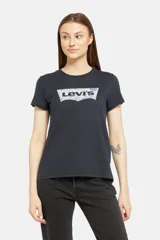 Remera negra de algodón con logo Levi's estampado en el pecho con diseño floral en blanco y celeste.