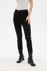 Pantalon jean de corte recto y tiro alto, color negro, con bolsillos laterales y traseros.