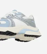 Championes de estilo urbano Satinato, confeccionados en poliuretano con diseño de recortes superpuestos en tonos celeste, blanco y plateado metalizado. Cuentan con cordones blancos, forro acolchonado y una suela robusta y texturizada en tono crudo y celeste.