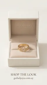 Anillo abierto de acero con baño de oro, decorado con pequeñas circonias incrustadas en toda su superficie.