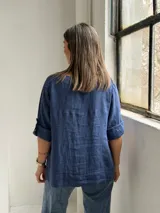 Blusa azul marino de lino, con escote en V y botones frontales de madera.