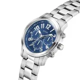 Reloj analógico Guess con caja y malla de acero inoxidable plateado. Presenta una esfera azul profundo de 44 mm con números arábigos, subesferas multifunción y movimiento de cuarzo.