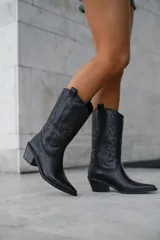 Botas texanas blancas de cuero con bordados en el empeine y la caña. Taco de madera.