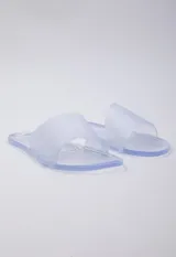 Sandalia chata color negro de goma semi transparente con tira ancha sobre el empeine.