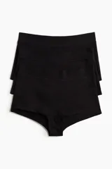 Pack de tres bombachas tipo shortie de algodón, color negro, de tiro alto con refuerzo interior y piernas de corte bajo.