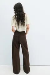 Jeans de tiro alto y estilo extra wide leg, con diseño de cinco bolsillos y lavado desgastado. Cuenta con cierre frontal con cremallera y botón metálico.