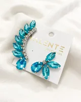 Aros trepadores con strass color celeste, con forma de hojas y una caravana colgante con forma de gota.