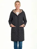 Campera reversible de corte largo con diseño capitoneado. Un lado presenta un tono verde oliva y el otro un tono negro, ambos con cierre frontal mediante botones a presión y bolsillos laterales.