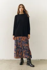 Falda midi con estampado geométrico difuso en tonos azul y marrón.