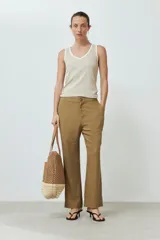 Pantalón capri color verde oliva, confeccionado en lino, de corte recto y tiro medio.