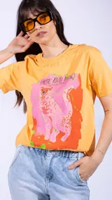 Remera color amarillo con estampa de leopardo en tonos rosados y naranjas.