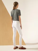 Jeans chupín tiro medio color blanco.