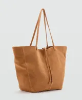 Bolso tipo shopper de gran tamaño confeccionado en cuero vacuno color tostado, con diseño de solapa y correas largas para llevar al hombro.