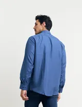 Camisa azul con microestampado blanco, de manga larga y corte clásico.