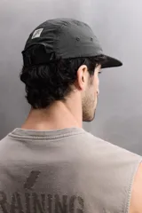 Gorra deportiva de estilo técnico confeccionada en tejido ripstop ligero, con estructura de cinco paneles y visera curva. Presenta el logo bordado en el panel frontal y ojales de ventilación laterales.