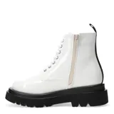 Botas de caña media estilo militar, color blanco hueso, con acabado de charol brillante y suela track gruesa de plataforma. Presentan cierre de cordones con ojales metálicos.