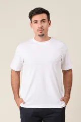 Remera gris de corte clásico y mangas cortas.