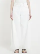 Pantalón blanco de gabardina, corte recto, tiro alto, estilo jean, con cierre, botón, pasacintos y bolsillos delanteros y traseros.