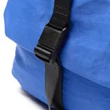 Mochila azul de tela con doble cierre, compartimento para notebook pequeña, forro interior textil y bolsillo externo con solapa.