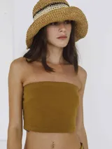 Top tipo strapless de corte corto, confeccionado en tejido de punto color mostaza.