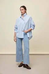 Jean de tiro alto y diseño wide leg con perneras amplias, en color celeste claro, de estilo clásico con cinco bolsillos.
