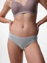 Bombacha tipo colaless de tela punto rib con textura acanalada, color rosa claro. Presenta ribetes elásticos en cintura y piernas para un ajuste suave y cómodo.