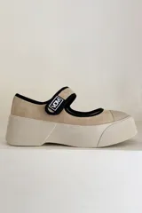 Guillerminas color beige confeccionadas en cuero, con suela y puntera de goma y plataforma de 4 cm.