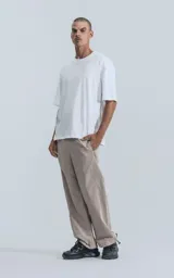 Remera oversize de algodón premium color blanco, con cuello redondo y hombros caídos.