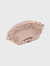 Bolso tipo bucket pequeño color rosa pálido, con asa corta y correa larga desmontable. Cierre superior con broche metálico dorado.