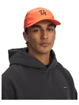Gorra deportiva Under Armour color naranja con logo UA bordado en negro. Modelo snapback con visera curva y cierre ajustable en la parte posterior.