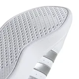 Championes Adidas Breaknet 2.0 de estilo urbano, color blanco con las icónicas tres tiras laterales y detalle en el talón en color plateado metalizado. Presentan un diseño de corte bajo con cierre de cordones y suela de goma plana.