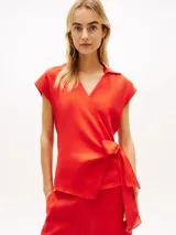Blusa cruzada de lino Tommy Hilfiger color rojo, sin mangas, con cuello en V, cuello inglés y lazo anudable en el lateral.