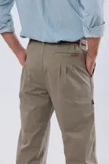 Pantalón bombacha de campo color caqui, de corte tradicional con pinzas en la cintura y botamanga ajustada con botones.